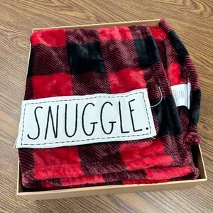 SNUGGLE Throw/Blanket
